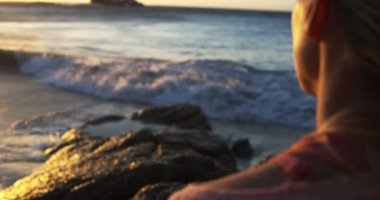 Kadın voleybolcu rahatlatıcı Beach alacakaranlıkta 4k