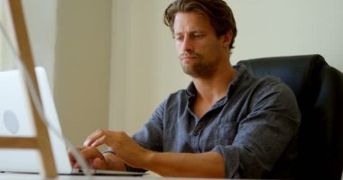 Dizüstü bilgisayar kullanan ev 4 k özenli adam