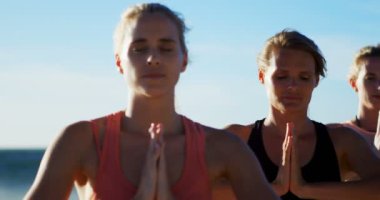 Yoga birlikte Beach'te 4 k gerçekleştirme Bayan voleybolcular