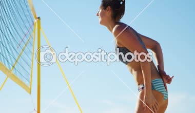 4 k Beach voleybol oynayan kadın doğ