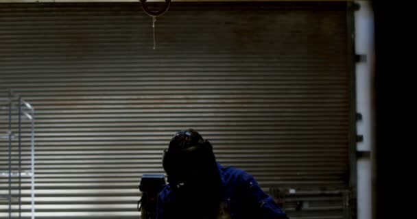 车间杆用吹炬女焊工 — 图库视频影像