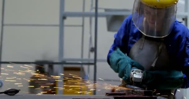 车间用磨床的年轻女焊工 — 图库视频影像