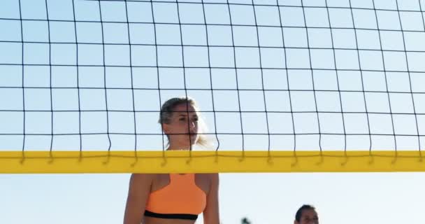 Giocatrici Pallavolo Femminile Che Giocano Pallavolo Spiaggia — Video Stock