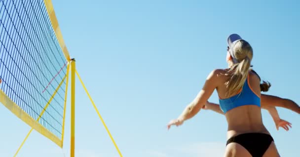 Jugadoras Voleibol Jugando Voleibol Playa — Vídeo de stock