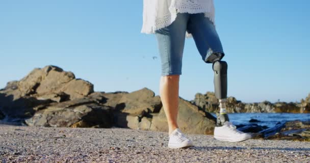 Lage Deel Van Gehandicapte Vrouw Lopen Het Strand — Stockvideo