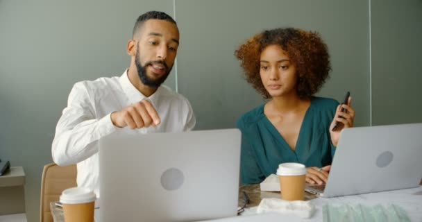 Architecten Bespreken Laptop Bij Balie Kantoor — Stockvideo