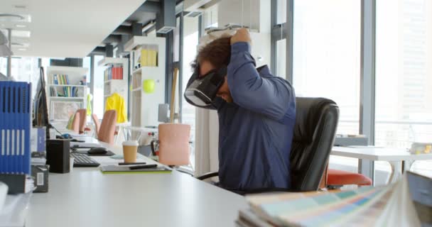 男性エグゼクティブ オフィス で机に仮想現実のヘッドセットを使用して — ストック動画
