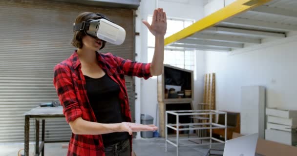 Soudeuse Utilisant Casque Réalité Virtuelle Dans Atelier — Video