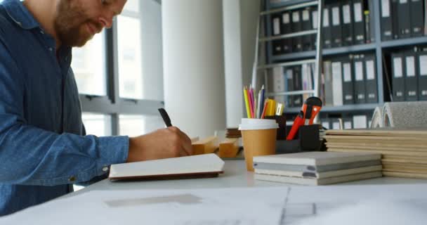 Männlicher Architekt Schreibt Schreibtisch Büro Einem Tagebuch — Stockvideo