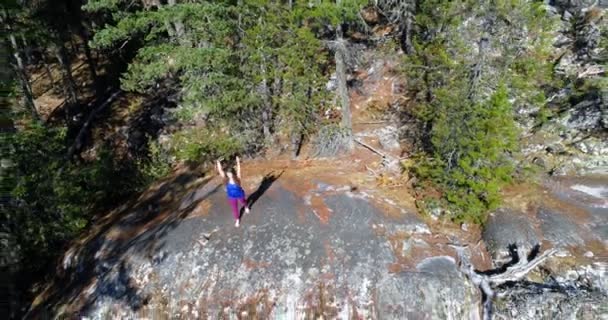 Drone Mulher Realizando Ioga Montanha Rochosa — Vídeo de Stock