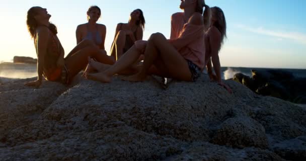 Jogadoras Voleibol Sexo Feminino Relaxando Praia Entardecer — Vídeo de Stock