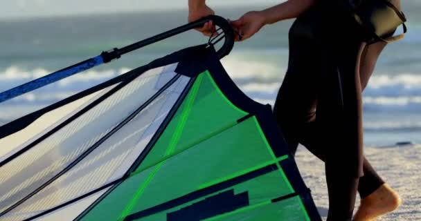 Αρσενικό Surfer Προετοιμασία Windsurfer Στην Παραλία Μια Ηλιόλουστη Ημέρα — Αρχείο Βίντεο