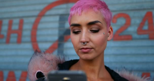 Mulher Cabelos Cor Rosa Usando Telefone Celular Fora Loja — Vídeo de Stock