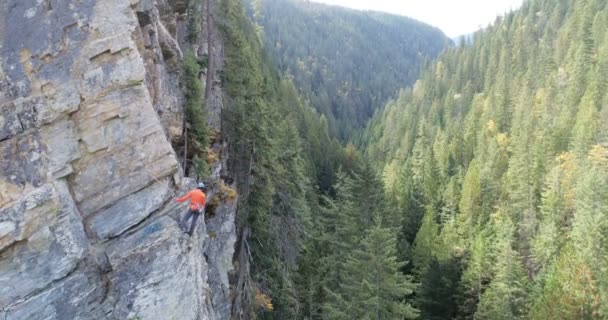 Antenne Des Bergsteigers Klettert Felsigen Berg — Stockvideo