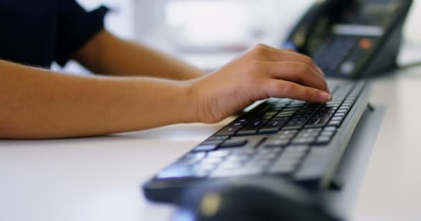 Mid Sectie Van Uitvoerende Typen Het Toetsenbord Office — Stockvideo