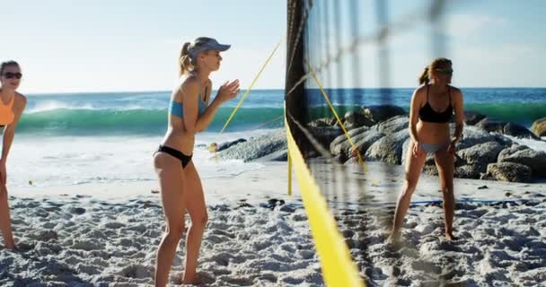 Kvinnlig Volleybollspelare Spelar Volleyboll Stranden — Stockvideo