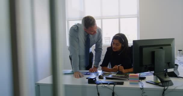 Des Collègues Affaires Discutent Les Uns Avec Les Autres Bureau — Video