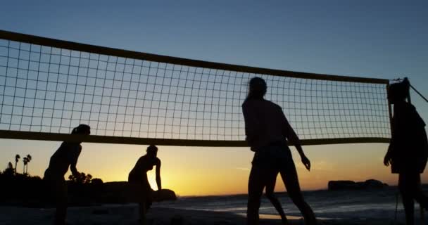 Vrouwelijke Volleyballers Volleyballen Het Strand — Stockvideo
