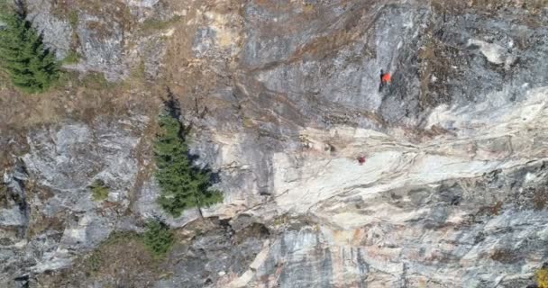 Aérea Escalador Escalada Montaña Rocosa — Vídeos de Stock