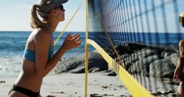 Siatkówka Kobiet Graczy Gry Siatkówkę Plaży — Wideo stockowe