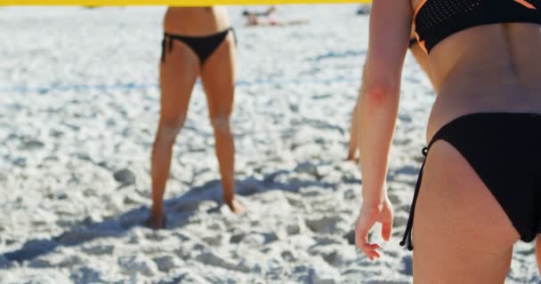 のビーチでバレーボールを再生しながらジェスチャー女子バレーボール選手 — ストック動画