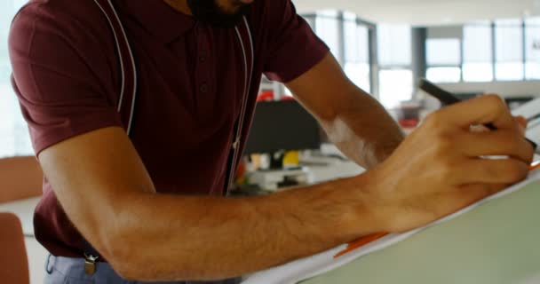 Architecte attentif travaillant dans le bureau 4k 