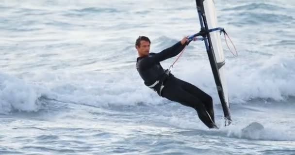 Surfista Masculino Windsurf Praia Entardecer — Vídeo de Stock