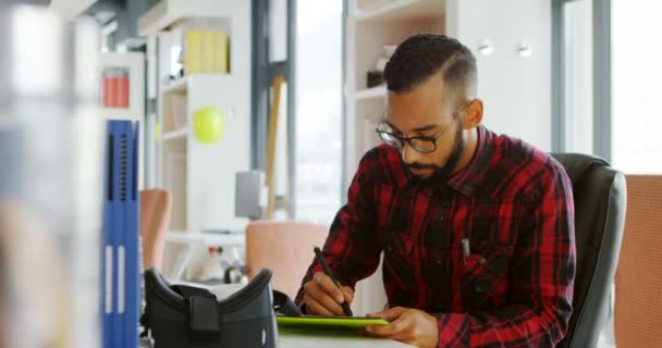 Diseñador Gráfico Masculino Usando Tableta Digital Escritorio Oficina — Vídeo de stock