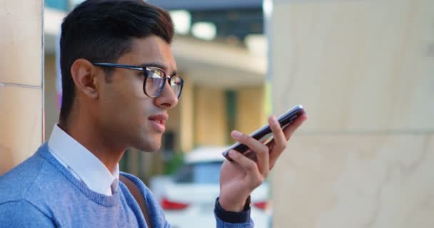 Улыбающийся Человек Разговаривает Мобильному Телефону — стоковое видео