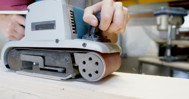 车间用木砂机生产的女焊工 — 图库视频影像