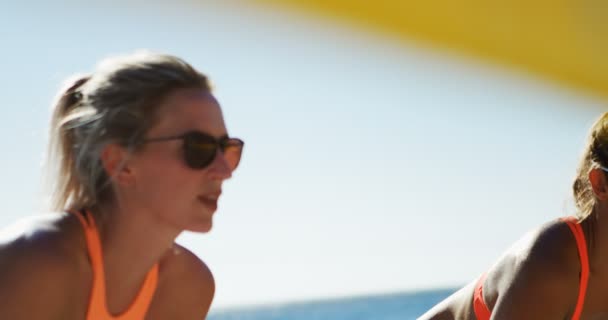 女子排球运动员在沙滩上打排球4K — 图库视频影像