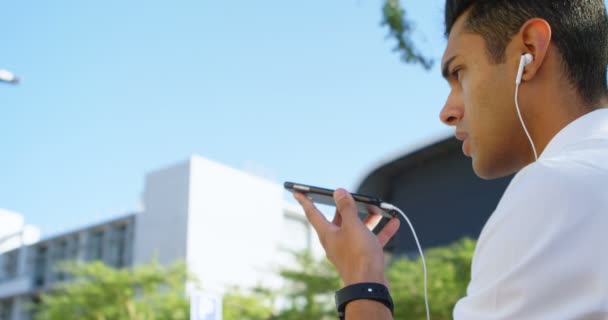 Primer Plano Del Hombre Hablando Teléfono Móvil — Vídeo de stock