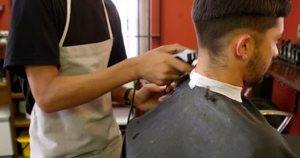 Hombre Consiguiendo Corte Pelo Por Peluquería Peluquería — Vídeo de stock