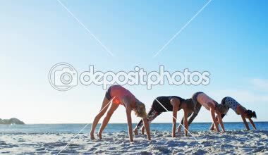 Yoga birlikte Beach'te 4 k gerçekleştirme Bayan voleybolcular