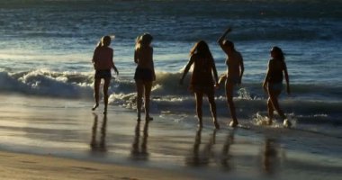 Voleybol oyuncular Beach'te 4 k eğleniyor