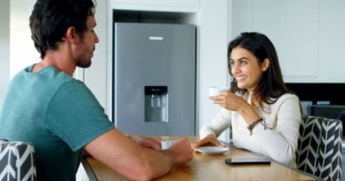 Çay mutfak ev 4 k sahip çift