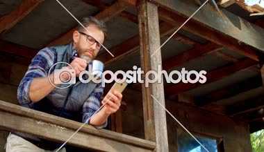 Adam ev 4 k sundurma içinde laptop kullanırken çok ciddiyim