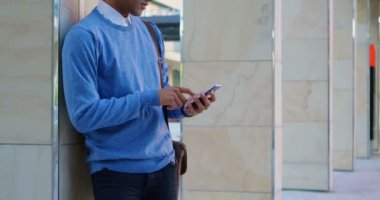 Cep telefonu 4 k kullanan adam yan görünüm