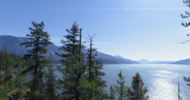 Güzel göl güneşli bir günde 4 k kayalık dağ tarafından çevrili