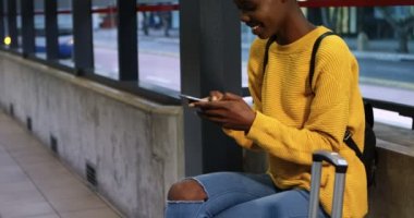 Genç kadın cep telefonunuzun ve 4 k