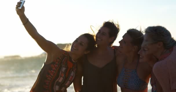 Kvinnlig Volleybollspelare Tar Selfie Med Mobiltelefon Beach — Stockvideo