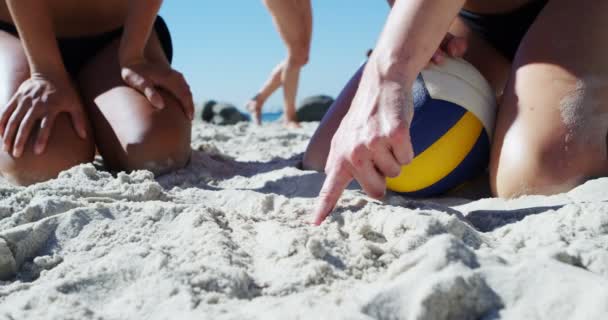 Γυναικείο Βόλεϊ Παίκτες Αλληλεπιδρούν Μεταξύ Τους Παραλία — Αρχείο Βίντεο