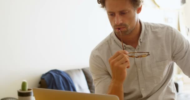 Homem Usando Laptop Sala Estar Casa — Vídeo de Stock