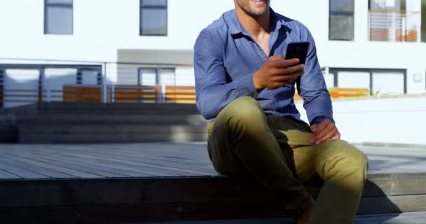 Homme Intelligent Utilisant Téléphone Portable Dans Porche — Video