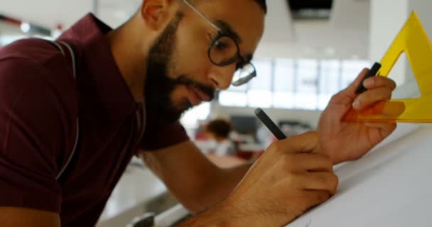 Attentif architecte masculin travaillant dans le bureau 4k 