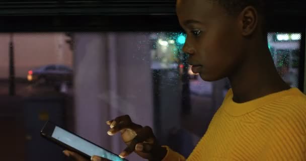 公共汽车旅行时使用手机的年轻女子 — 图库视频影像
