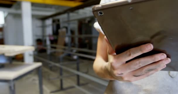 Sección Media Del Soldador Femenino Usando Tableta Digital Taller — Vídeo de stock