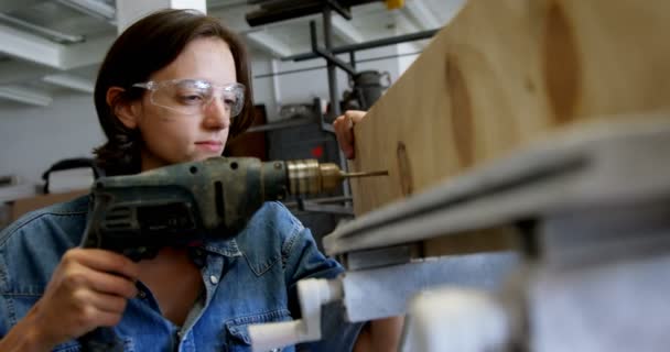 Vrouwelijke Lasser Met Behulp Van Boor Machine Houten Plank Workshop — Stockvideo