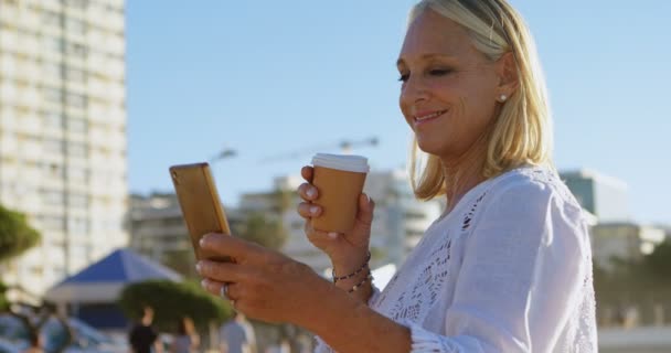 Handikappad Kvinna Med Mobiltelefon Stranden — Stockvideo