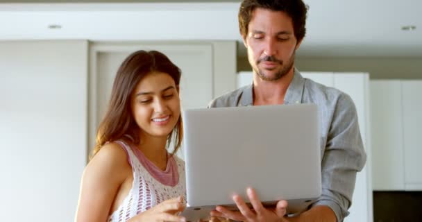 快乐夫妇使用笔记本电脑在家里4K — 图库视频影像